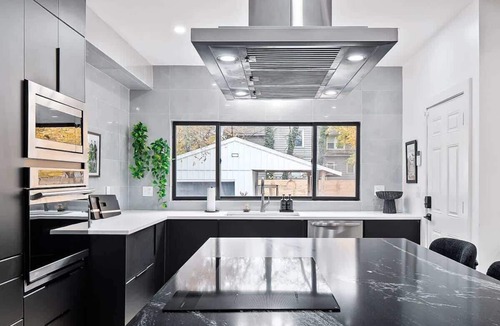 Highland Square House | PoolTable|Hot Tub|FirePit|Games|Bunk Slide|Wet Bar