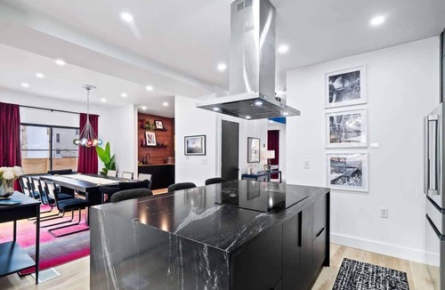 Highland Square House | PoolTable|Hot Tub|FirePit|Games|Bunk Slide|Wet Bar