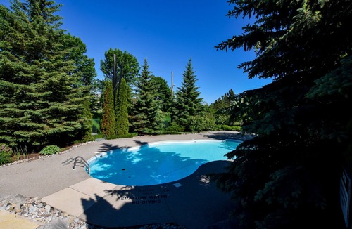 The Blue Mountains Condo | Pop-Culture Fun - Blue Mountain Retreat, Shared Pool, Slope View, On Golf Course
