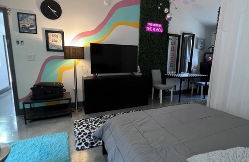 Bearss Plaza Hotel | Pop Culture Luxury Suite Tampa Pool Hot Tub