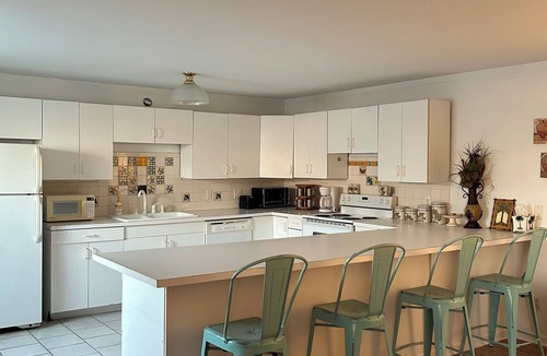Mountain View Apartment | Pop & Grand's on the Square! Apartment with a balcony on the square