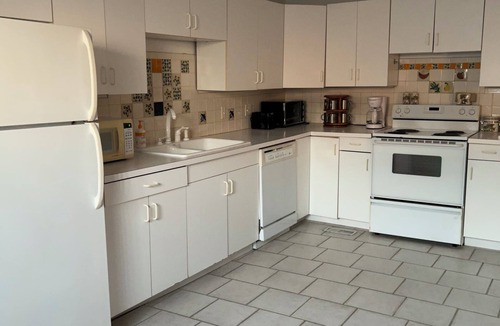 Mountain View Apartment | Pop & Grand's on the Square! Apartment with a balcony on the square