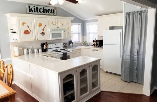 Carolyn Estates House | Pop's Lakefront Retreat. Remodeled clean and comfortable.