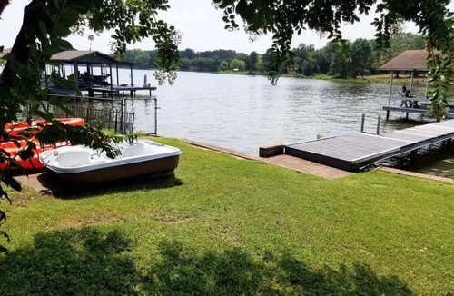 Carolyn Estates House | Pop's Lakefront Retreat. Remodeled clean and comfortable.