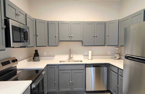 Central West End Apartment | Popular 1st Floor King Bed Apartment Near Barnes 102