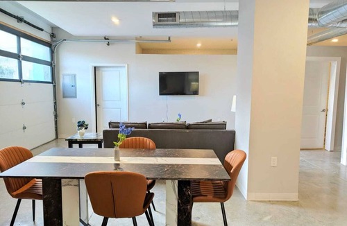 Central West End Apartment | Popular 1st Floor King Bed Apartment Near Barnes 102