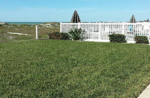 Independence Square Condo | Popular Beachfront Condo w/Pool & Beach Gear Provided