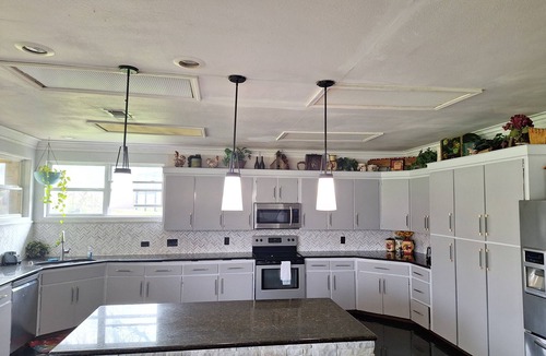Seguin House | Popular large river home pool, pickelball, basketball, volleyball, nice area