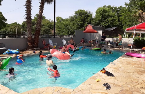 Seguin House | Popular large river home pool, pickelball, basketball, volleyball, nice area