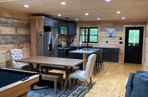 Demorest Cabin | POPULAR - Peaceful Bear CABIN - 3BR 2BTH - BIG Hot Tub - Quiet
