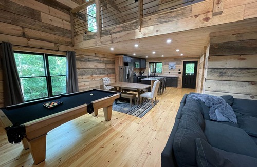 Demorest Cabin | POPULAR - Peaceful Bear CABIN - 3BR 2BTH - BIG Hot Tub - Quiet