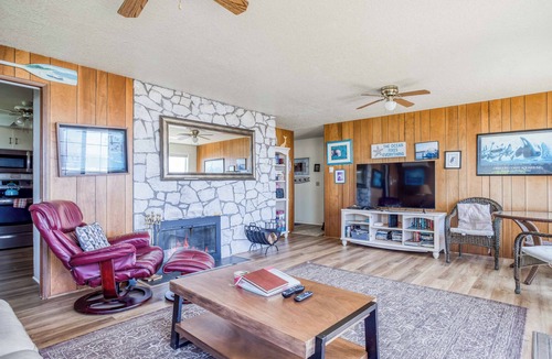 South Beach House | Popular Single-Level Newport Oceanfront w/Panoramic Views, Deck + Fireplace!