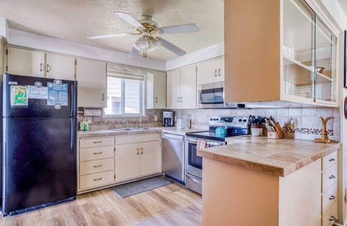 South Beach House | Popular Single-Level Newport Oceanfront w/Panoramic Views, Deck + Fireplace!