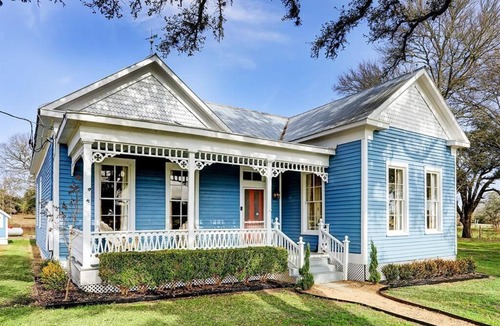 Round Top House | Porch + Fire Pit = Perfect Girl’s Escape Near RT