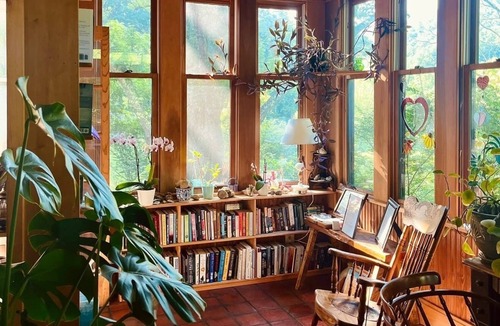 Irvine Cabin | Porch & Pines Cottage with a View