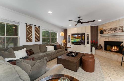 Fredericksburg House | Porch & Pour - Hot Tub & Fire Pit
