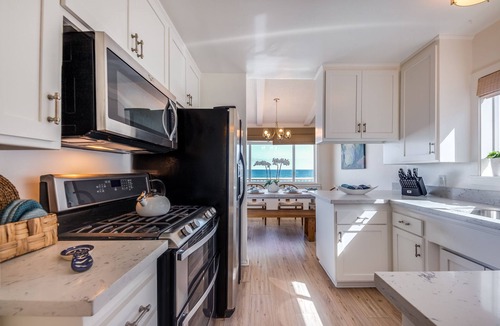 Eastern Malibu Apartment | Porpoise - Beachfront Penthouse on Dry Sandy Carbon Beach
