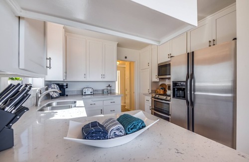 Eastern Malibu Apartment | Porpoise - Beachfront Penthouse on Dry Sandy Carbon Beach