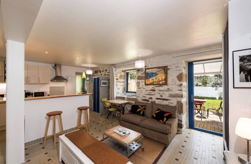 Beganne Apartment | Port de Folleux, waterfront accommodation with terrace in wooded garden