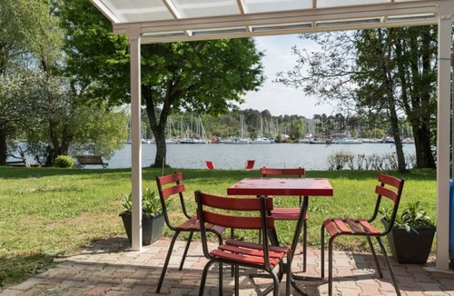 Beganne Apartment | Port de Folleux, waterfront accommodation with terrace in wooded garden
