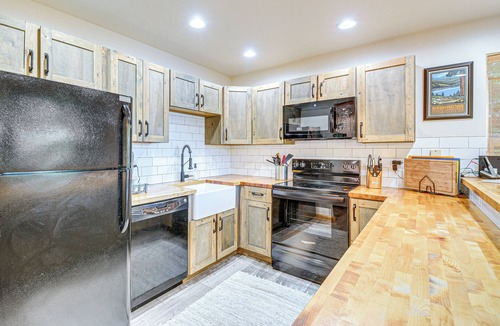 Burley Cabin | Port Orchard Lakefront Cabin w/Fire Pit & Grill!