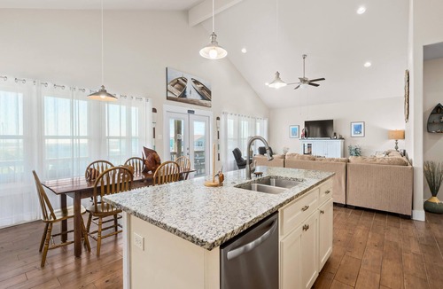 City-by-the Sea House | Port Royal Dream | Pet Friendly, Canal Views, Pool