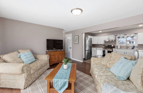 Portage House | Portage Indiana Dunes 3 bedroom Duplex Plaza Upper A