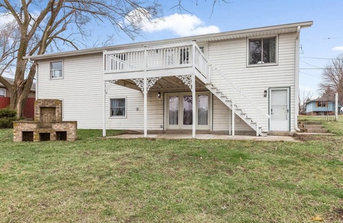 Portage House | Portage Indiana Dunes 3 bedroom Duplex Plaza Upper A