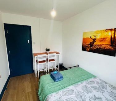 Dalgarno House | Portobello Self Check-In Rooms 611