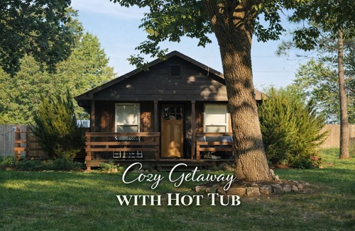 Cleora Cabin | Portside Paradise updated cabin w hottub