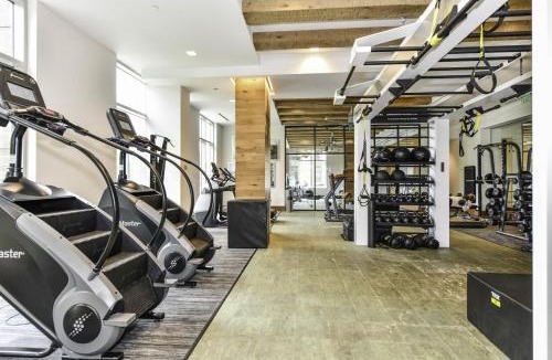 Crystal City Apartment | Posh 2BR Retreat Gym Prkng and Scenic Rooftop