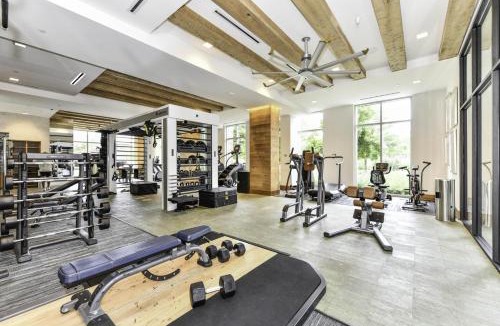 Crystal City Apartment | Posh 2BR Retreat Gym Prkng and Scenic Rooftop