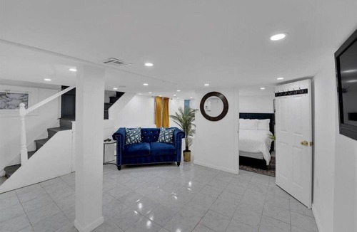 Vauxhall House | Posh Comfort Cottage