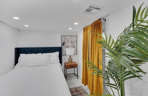 Vauxhall House | Posh Comfort Cottage