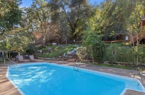 Amador City Hotel | Posh Hillside Suite with Pool & Hot Tub