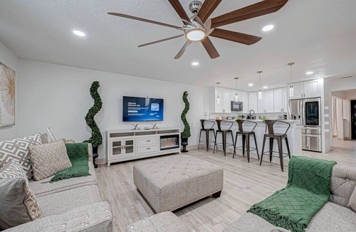Humble House | Posh Houston/IAH Escape: Parking|7 Beds|Sleeps 14|