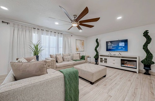 Humble House | Posh Houston/IAH Escape: Parking|7 Beds|Sleeps 14|