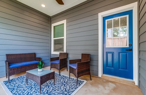 Barker House | Posh living in gated new area!
