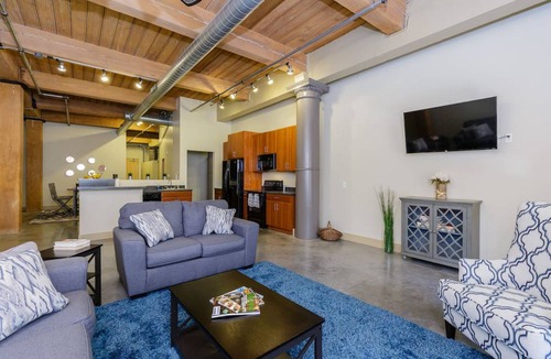 Downtown West Condo | ️POSH LOFT ️ Walk to CtyMu Cvtn Ctr Aquarium