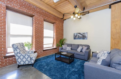 Downtown West Condo | ️POSH LOFT ️ Walk to CtyMu Cvtn Ctr Aquarium