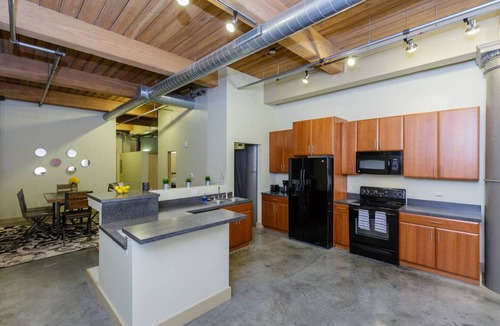 Downtown West Condo | ️POSH LOFT ️ Walk to CtyMu Cvtn Ctr Aquarium