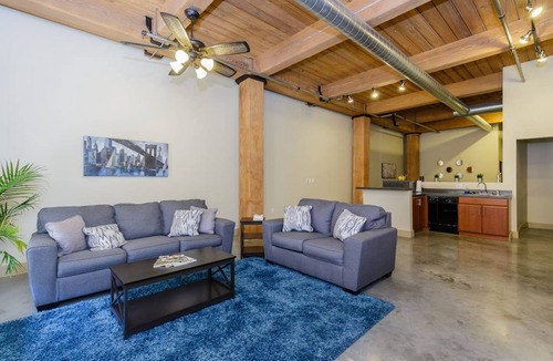 Downtown West Condo | ️POSH LOFT ️ Walk to CtyMu Cvtn Ctr Aquarium