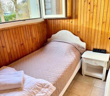 Aulnay-sous-Bois House | Positive country
