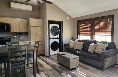 Somerville Cabin | Possum Run Cabin Comfortably Sleeps 6 People