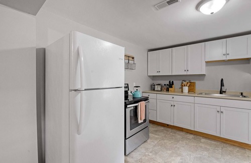 Bradford House | Post & Beam - SHARED 4 Bedroom 1 Bath Home On Pond - Shared 4 Bedrooms Available