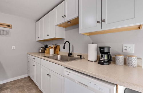 Bradford House | Post & Beam - SHARED 4 Bedroom 1 Bath Home On Pond - Shared 4 Bedrooms Available