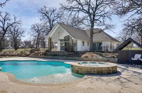Cleburne House | Post Oak Estate - Pool Barn 2 Guest Homes 16 Ac