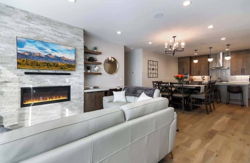 Hideout House | Postcard Views w/Luxury Touches & Hot Tub