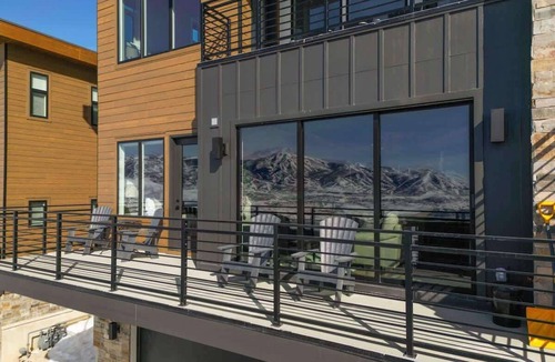 Hideout House | Postcard Views w/Luxury Touches & Hot Tub