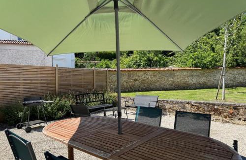 Saint-Martin-de-Brethencourt Apartment | Potentille - Village center apartment